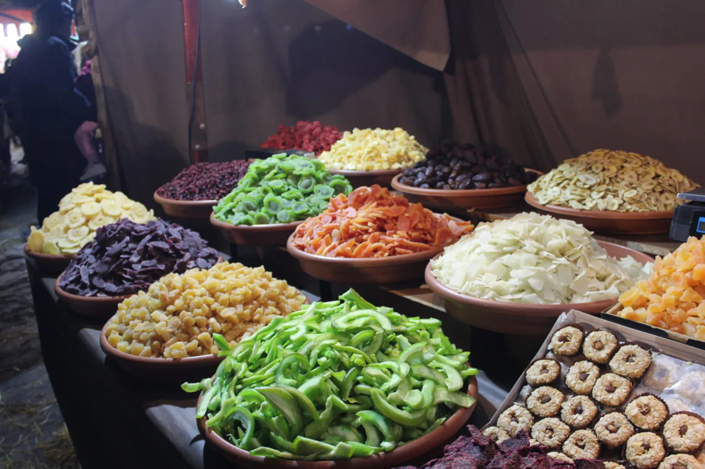 Puesto de dulces y frutas en el Mercado Medieval de Gines
